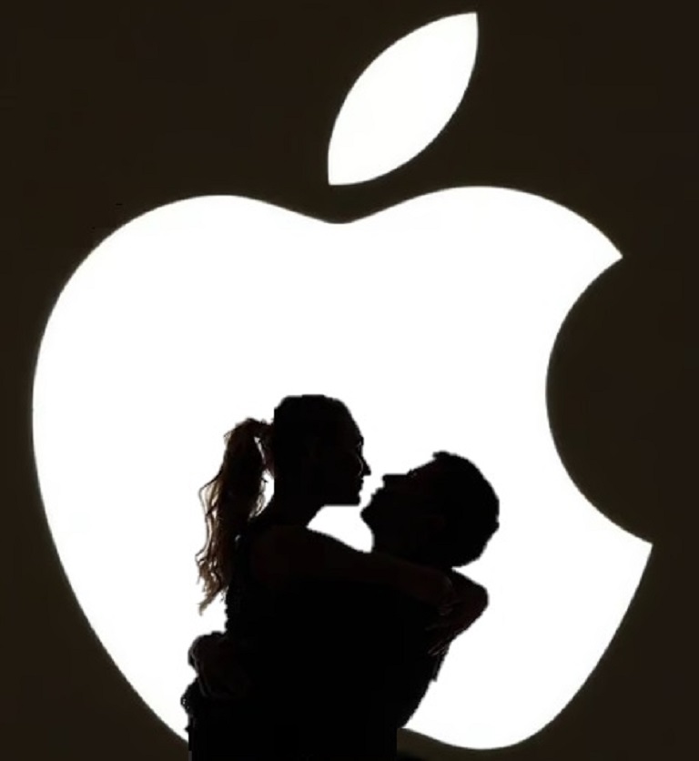 силует на двама влюбени на фона на логото на фирма Apple